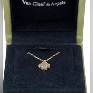 ✈️sold Van cleef and arpels necklace